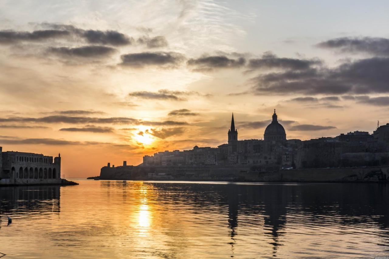 Deluxe Apartment With Valletta And Harbour Views Sliema Esterno foto