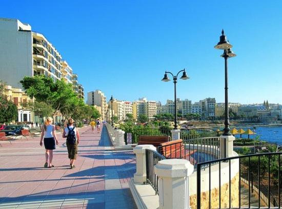 Deluxe Apartment With Valletta And Harbour Views Sliema Esterno foto