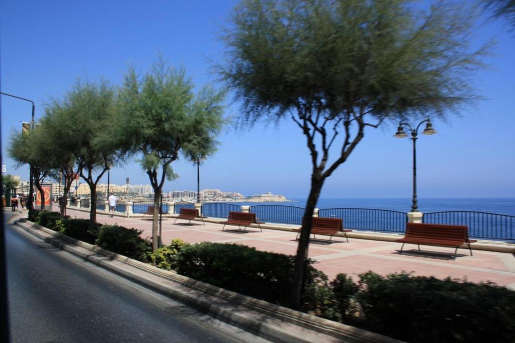 Deluxe Apartment With Valletta And Harbour Views Sliema Esterno foto
