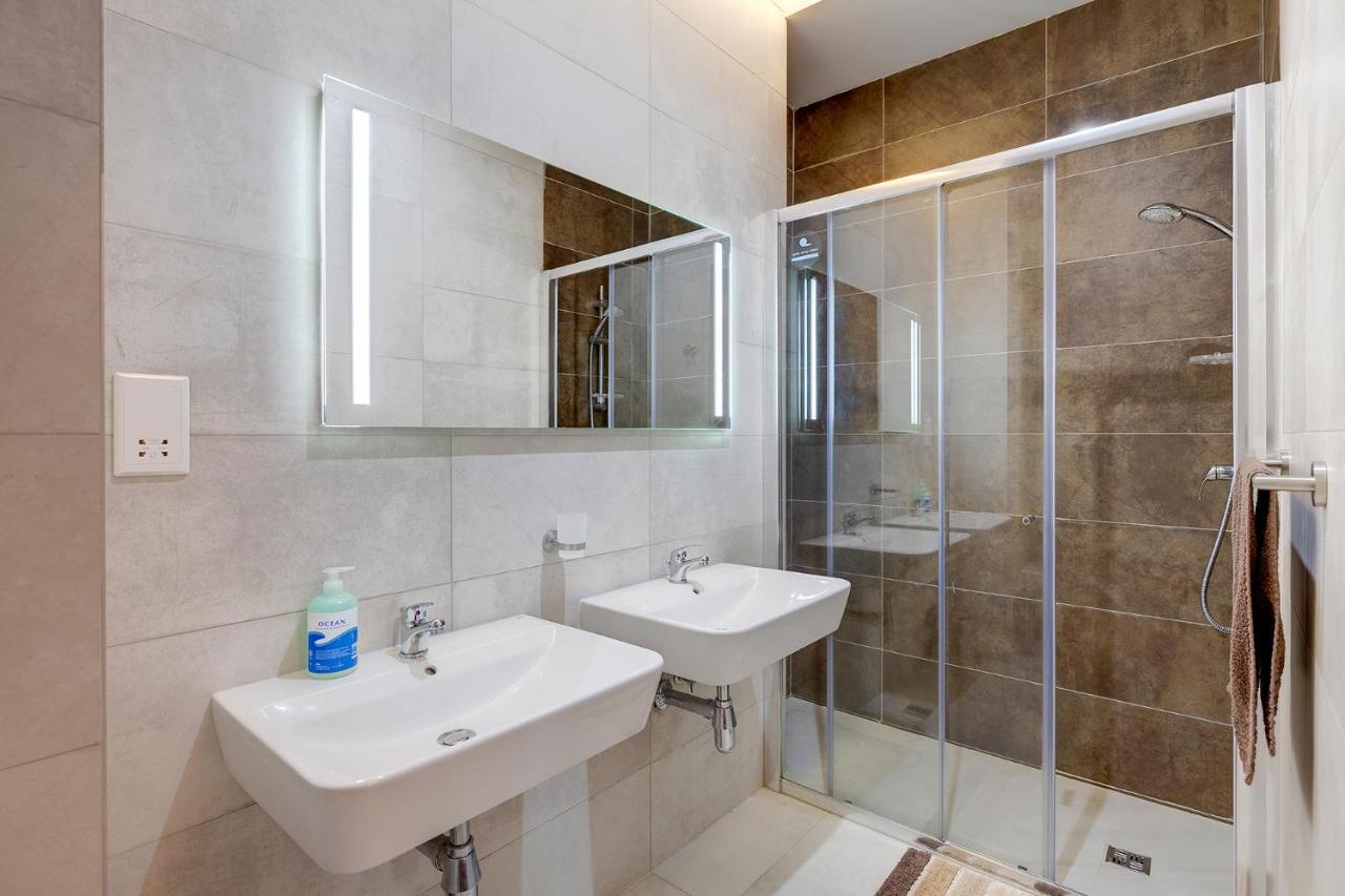 Deluxe Apartment With Valletta And Harbour Views Sliema Esterno foto